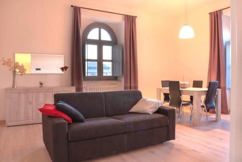 奥维多La Dimora delle Zitelle Sperse - Parcheggio privato的客厅配有沙发和桌子
