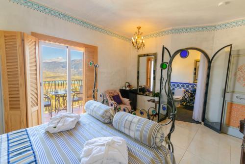 Los Romanes西班牙拉斯奥奎迪斯酒店的一间卧室设有一张床,享有阳台的景色