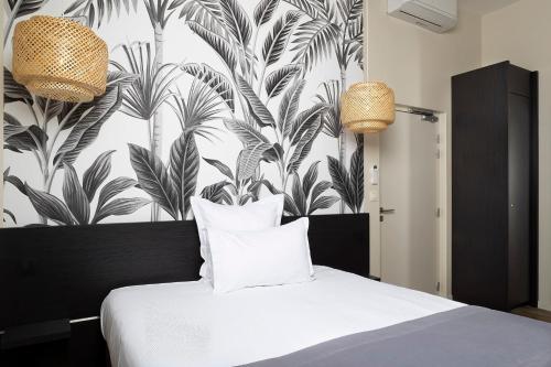 Villette-sur-ain索莱尔高尔夫餐厅酒店的一间卧室配有一张黑色和白色壁纸的床