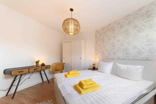 德累斯顿Apartment Elbkiez的一间卧室配有一张黄色毛巾的床