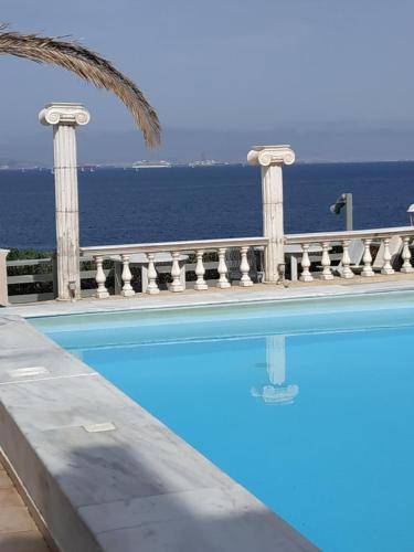 索瓦拉米斯哈拉酒店的一座背景海洋的游泳池