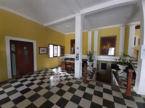 圣斐利-银港Villa Carolina Bed and Breakfast的一间设有 ⁇ 形地板和黄色墙壁的客房