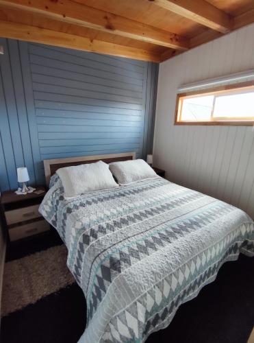 蒙特港Departamento Cabaña amoblada Puerto Montt的一间卧室配有一张蓝色墙壁的床