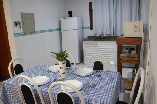 布希奥斯Búzios Lofts的厨房配有一张带蓝白桌布的桌子
