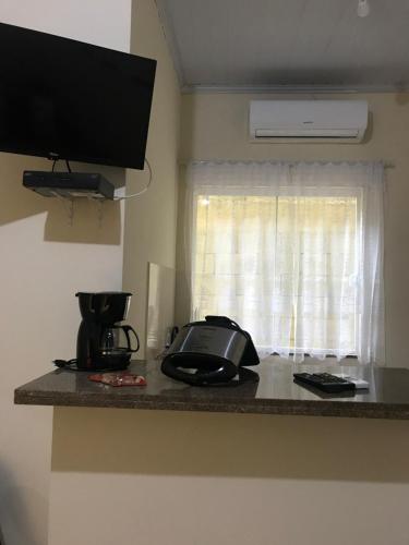阿布拉奥Descanso do Jordão的厨房柜台设有电话和窗户。