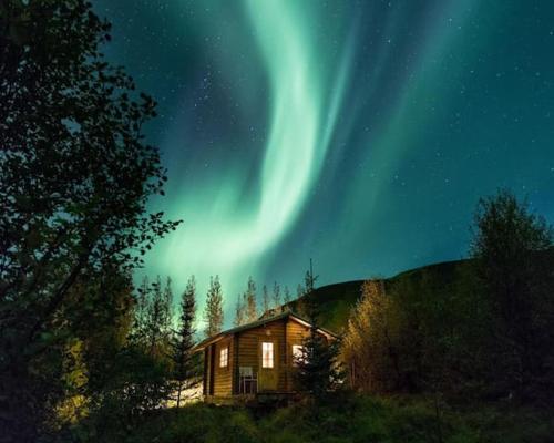 弗吕济Arngrimslundur log cabin - cabin 3的夜晚天空中光明的小屋