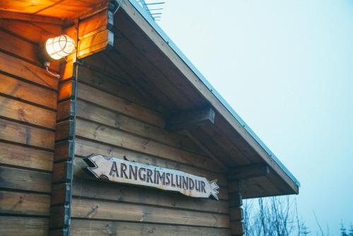 弗吕济Arngrimslundur log cabin - cabin 3的建筑物一侧的标志