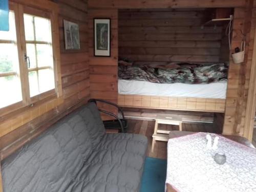 弗吕济Arngrimslundur log cabin - cabin 3的小木屋内的一个床位