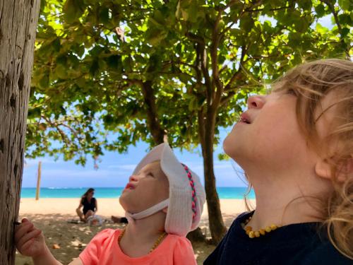 圣胡安风铃精品酒店 的海滩上抱着婴儿的女人