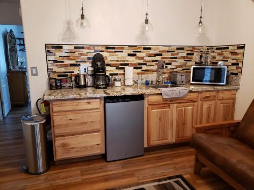科斯戈尔德Yosemite Foothill Retreat - Private Guest Suite #2的厨房配有带水槽和微波炉的台面