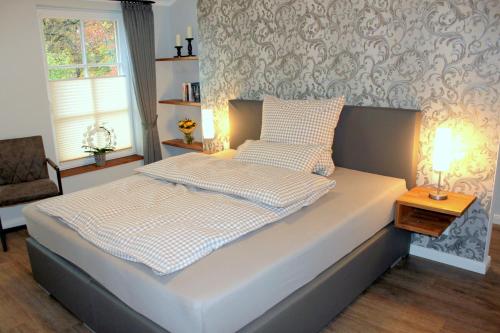 LöningenDZ/EZ Lodberger Scheunencafe的一间卧室配有一张床、一把椅子和一张桌子