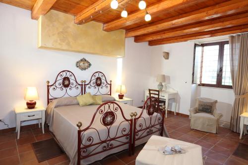 基亚拉蒙泰-古尔菲Serravalle Relais & Country Villa with private pool - Esclusive use的一间带一张床的卧室,位于带木制天花板的房间内