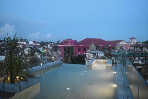 暹粒Aborest Tropical Hostel的从建筑物屋顶上可欣赏到风景