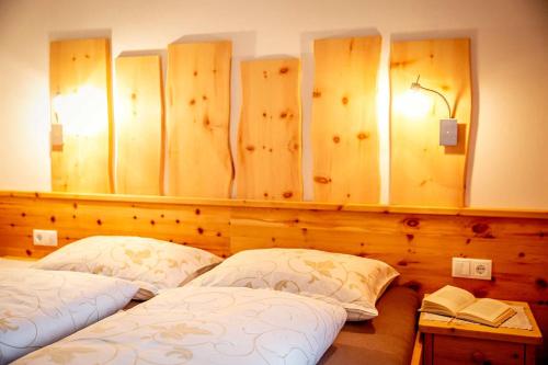 韦尔图尔诺Oberhauser Hof - Apartments的一间卧室设有两张床和一面带镜子的墙壁