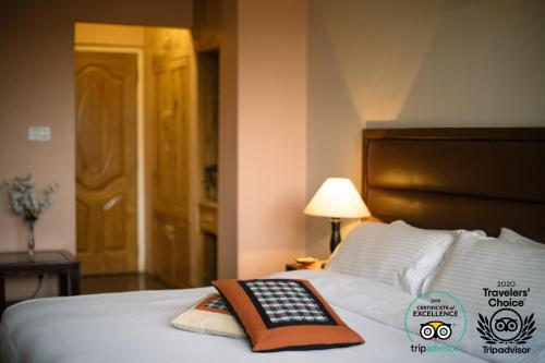 帕坦塔加发住宿加早餐旅馆的床上的遥控器