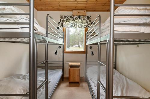 First Camp Mellsta-Borlänge客房内的一张或多张双层床