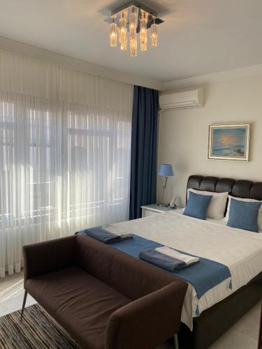 伊斯坦布尔麦肯特酒店的一间卧室配有一张大床和一张沙发