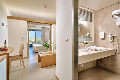 吉奥塔略太阳公主酒店的一间带水槽的浴室和一间客厅