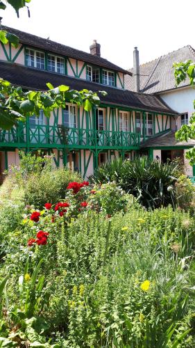 Saint-Pierre-dʼAutilsLe Jardin des Merveilles的一座房子,前面有一个种着鲜花的花园