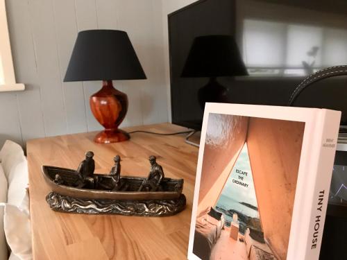 卡文Sheelin Shepherds Hut的一张桌子,上面有台灯和一张船的照片
