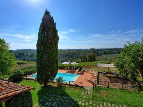 蒙泰卢波菲奥伦蒂诺Holiday Home Il Frantoio by Interhome的一座带游泳池和树的别墅的图象