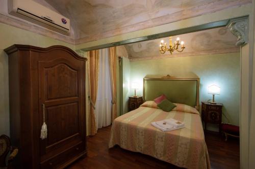 伊塞尔尼亚Antica Dimora Isernia的一间卧室配有一张床和一个吊灯