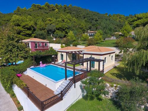 派莱卡斯Corfu Resorts Villas的享有带游泳池的别墅的顶部景致