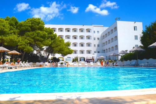 加利波利Ecoresort Le Sirene - Caroli Hotels的从游泳池欣赏到酒店的景色