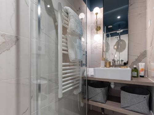 里昂Luxury Apartment "Le Raffiné" - Lyon Part-Dieu - Dreamy Flat Lyon的一间带水槽和玻璃淋浴的浴室