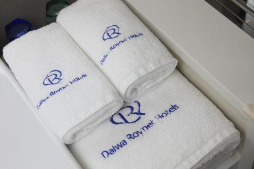 秋田大和鲁内秋田酒店的一组毛巾,放在抽屉里