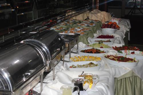 科贾埃利Altinnal Hotel的包括许多不同食物的自助餐