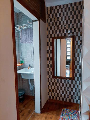 阿拉亚尔-杜卡布Suites Oliveira的一间带水槽和镜子的浴室