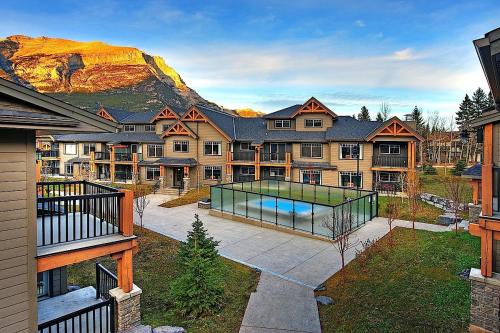 戴德曼斯弗莱斯Copperstone Resort的一座带游泳池和山脉的大房子