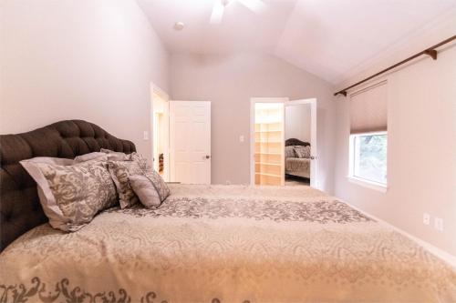 休斯顿River Oaks - 4 Bedrooms / 3700 sqft的一间卧室,卧室内配有一张大床