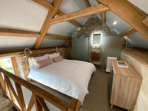 诺顿圣菲Ida’s Nook的一间带一张床的卧室,位于带木制天花板的房间内