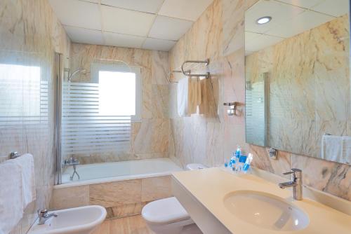 格拉纳达Crisol Guadalupe的浴室配有盥洗盆、卫生间和浴缸。