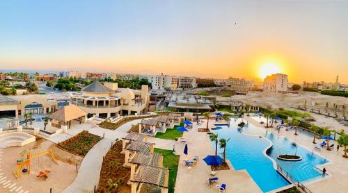 赫尔格达Luxury Hurghada Self-Catering Apartments & Studios, Al Dau Heights的享有度假村游泳池的空中景致