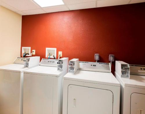 爱迪生Red Roof Inn Edison的三台洗衣机靠墙排成一排