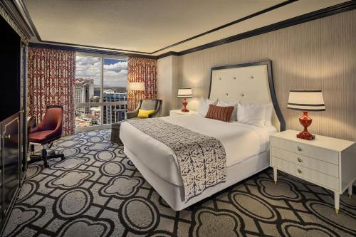 拉斯维加斯巴黎拉斯维加斯赌场度假酒店的一间设有大床和窗户的酒店客房