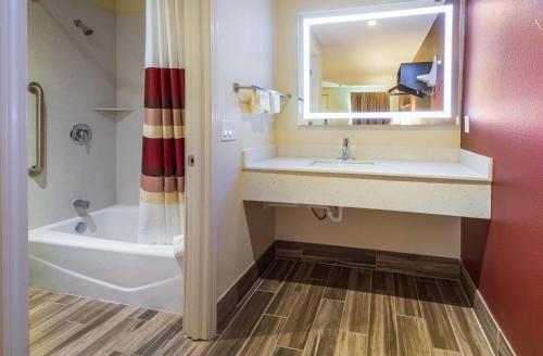 Ocean's Edge Hotel, Port Aransas,TX的一间浴室