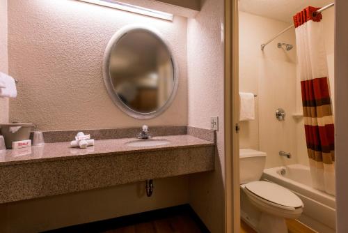 费尔蒙特费尔蒙特红屋顶客栈的一间带水槽、卫生间和镜子的浴室
