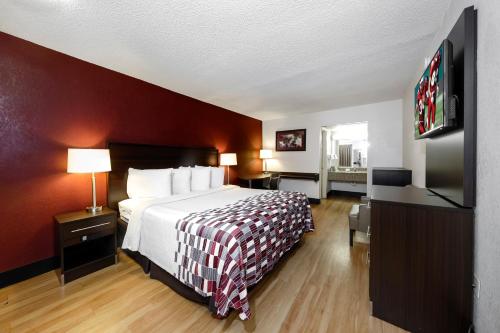 Red Roof Inn Atlanta - Suwanee/Mall of Georgia客房内的一张或多张床位