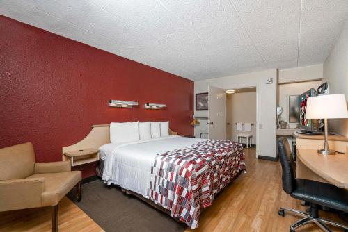 Red Roof Inn Cleveland - Mentor/ Willoughby客房内的一张或多张床位