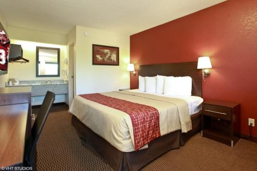 密歇根城密歇根市红屋顶酒店的酒店客房,设有一张红色墙壁的床