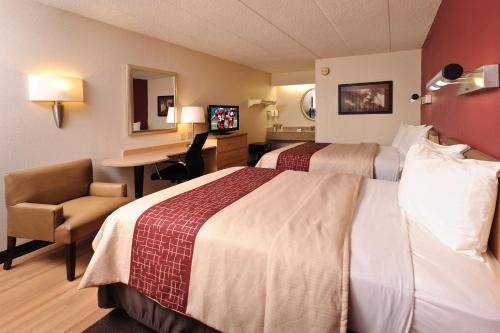 代顿代顿北部机场红屋顶酒店的酒店客房配有两张床和一张书桌
