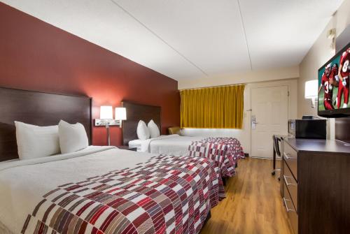 谢尔比维尔谢尔比维尔红屋顶客栈的酒店客房设有两张床和一台平面电视。