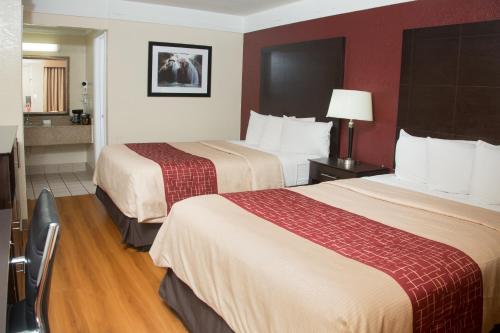 阿德莫尔阿德莫尔红屋顶客栈的酒店客房带两张床和厨房