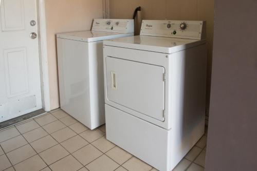 阿德莫尔阿德莫尔红屋顶客栈的客房内的2台洗衣机和干衣机