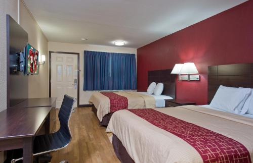 科珀斯克里斯蒂科珀斯克里斯蒂南红顶客栈的酒店客房配有两张床和一张书桌