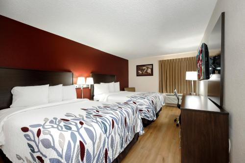 希尔斯维尔希尔斯维尔红屋顶客栈的酒店客房设有两张床和电视。